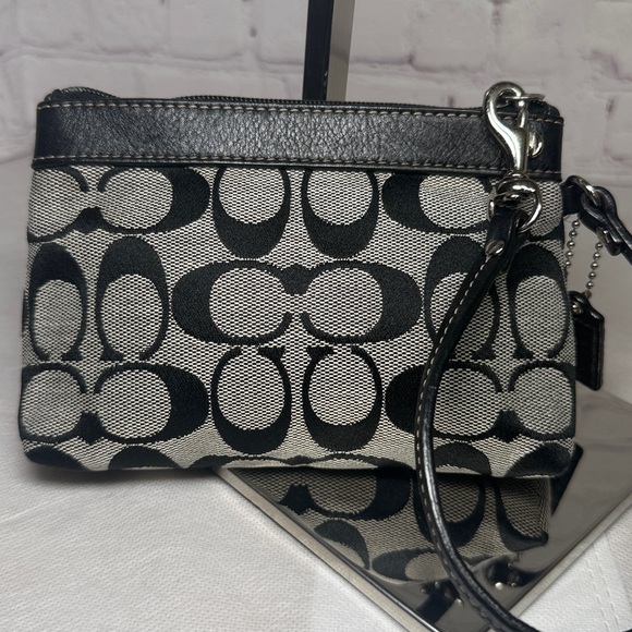 Coach Signature C’s Monochrome Pleated Wristlet Silver HDWRE w/Leather Hangtag - Picture 7 of 13